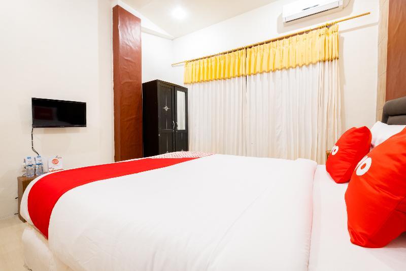 Oyo 1695 Royal Senggigi Hotel Экстерьер фото