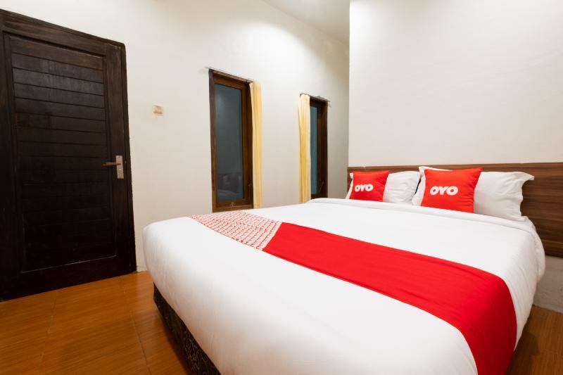 Oyo 1695 Royal Senggigi Hotel Экстерьер фото